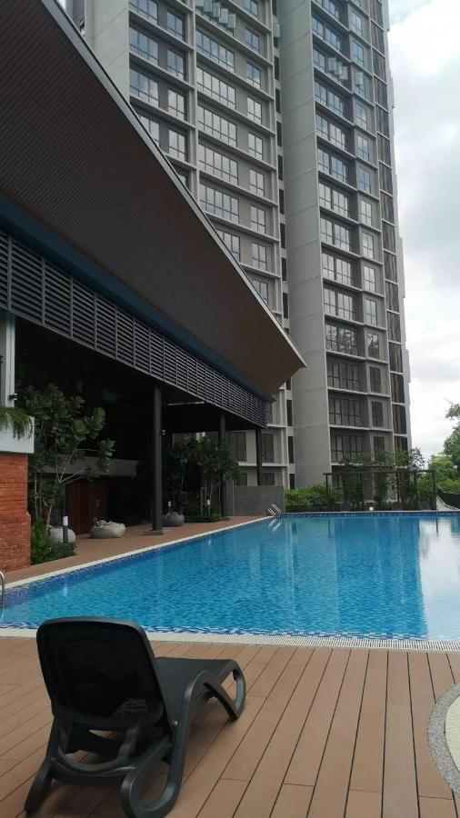 Stayje Putrajaya, 5 Minutes To Ioi City Mall, Wifi , Netflix, Free Parking Exterior photo